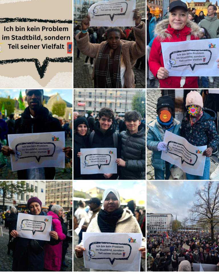 Menschen auf einer Demonstration in Bielefeld halten Schilder mit der Aufschrift „Ich bin kein Problem im Stadtbild, sondern Teil seiner Vielfalt!“