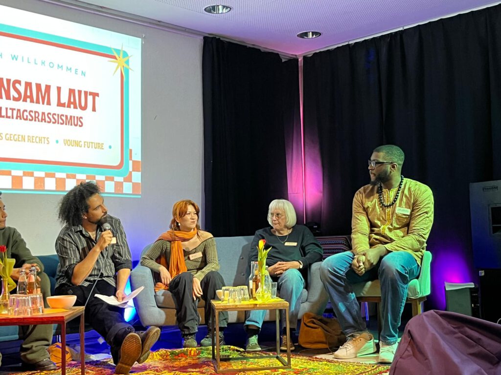Gemeinsam laut: Jugendliche & Omas gegen Alltagsrassismus